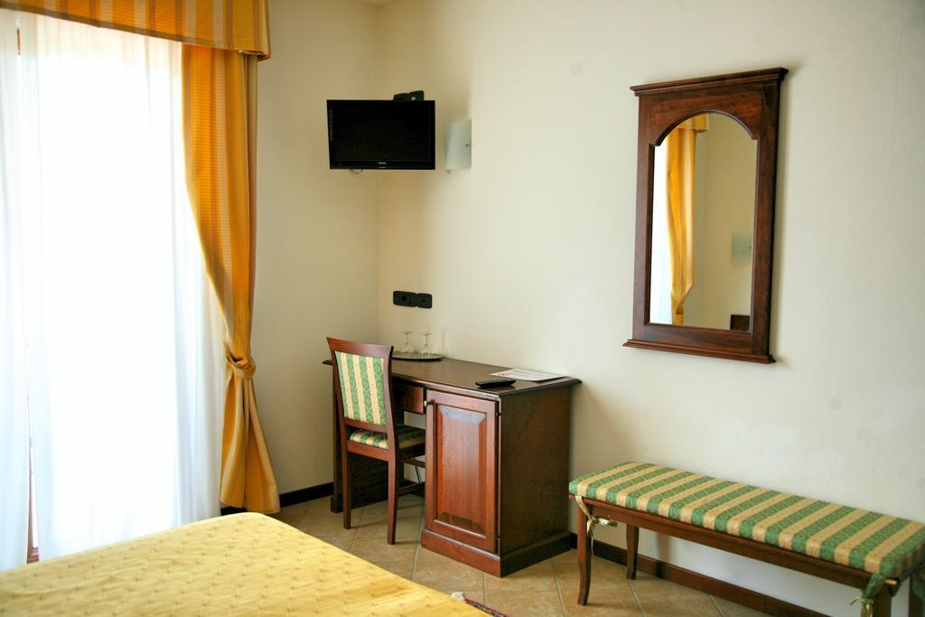 Hotel Ristorante Al Brunello Di Montalcino Room photo